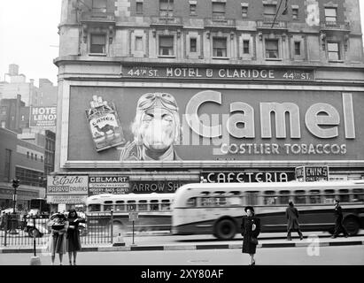 New York Street Life, un bus vintage, Hôtel Claridge, voitures des années 1940. Publicité sur les cigarettes Camel à Times Square 1943, photo de John Vachon. Banque D'Images