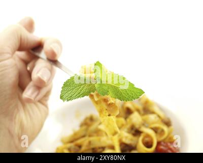 Pâtes avec sauce à la viande sur fond blanc Banque D'Images
