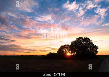 Ciel du soir magnifiquement coloré alors que le soleil se couche sur la campagne hollandaise Banque D'Images