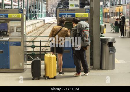 Visite de la gare de Porto-Campanha, voyageurs ferroviaires à un train automatique de billets de la compagnie ferroviaire Andante et CP Comboios de Portugal in Banque D'Images