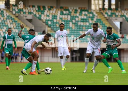 UYO, NIGERIA - 18 AOÛT : Kenechukwu Ugwoke des Rangers et Zilimadjou Defenders lors du match de la Ligue des champions de la CAF Totalenergies entre les Zil américains Banque D'Images