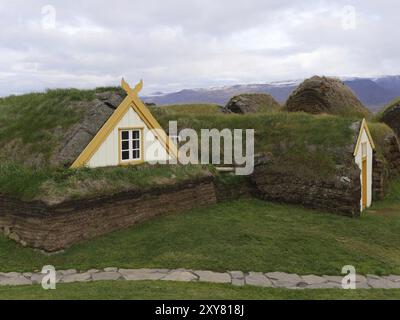 Maisons en tourbe avec toits en herbe en Islande Banque D'Images