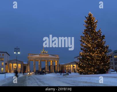 Berlin pariser platz und brandenburger Tor im Winter mit weihnachtsbaum Banque D'Images