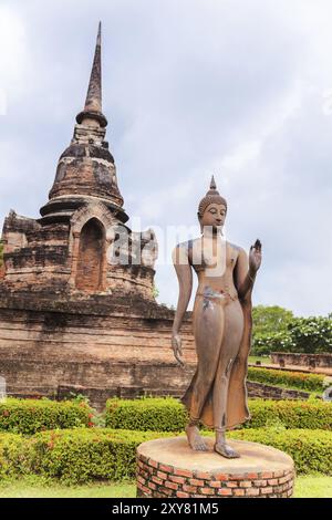 Statue de Bouddha Debout dans le parc historique de Sukhothai, Thaïlande, province de Sukhothai Banque D'Images