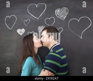 Jeune couple amoureux. Dessin à la craie sur fond sombre Banque D'Images