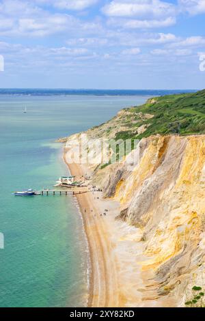 Isle of Wight UK - Alum Bay personnes sur la plage et falaises de sable multicolores à l'attraction Needles Landmark Isle of Wight England UK GB Europe Banque D'Images