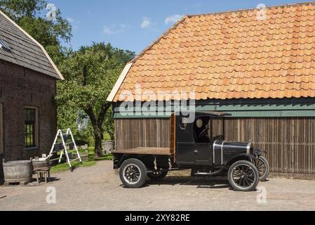 Enkhuizen, pays-Bas. Juin 2022. Vieux camion dans le musée Zuiderzee à Enkhuizen Banque D'Images