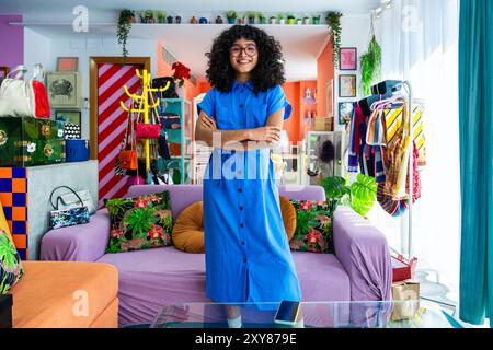 Belle jeune femme hispanique gérant ses affaires de commerce électronique de vêtements à la maison à partir de la maison - femme designer possède un magasin d'achat en ligne, concepts de hom Banque D'Images