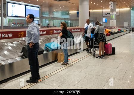 Les voyageurs en avion attendent les bagages d'une bande transporteuse à Mumbai Inde. Valise sur le tapis roulant à bagages dans la zone de retrait des bagages à L'aéroport. Li Banque D'Images