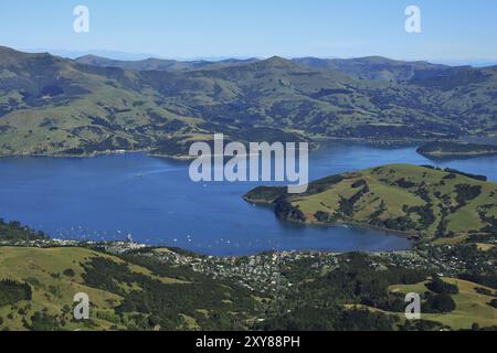 Port et montagnes d'Akaroa. Paysage sur la péninsule de Banks, Nouvelle-Zélande. Baie, ville, terres agricoles et montagnes Banque D'Images