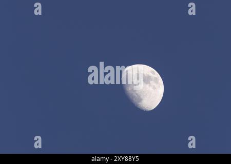 Lune dans la phase gibbous cireux dans le ciel nocturne, Suffolk, Angleterre, Royaume-Uni, Europe Banque D'Images