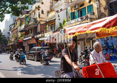 Hanoi, Vietnam - 9 novembre 2023 : les rues du centre-ville de la vieille ville sont vues pendant la journée avec les gens et la circulation et l'archit vietnamien classique Banque D'Images