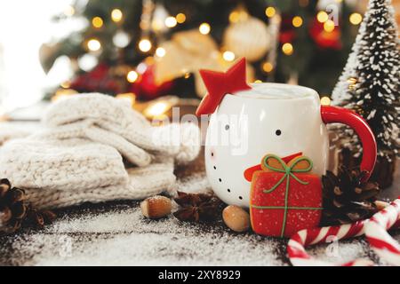 Natures mortes de Noël avec tasse de café, biscuit et décorations. Banque D'Images