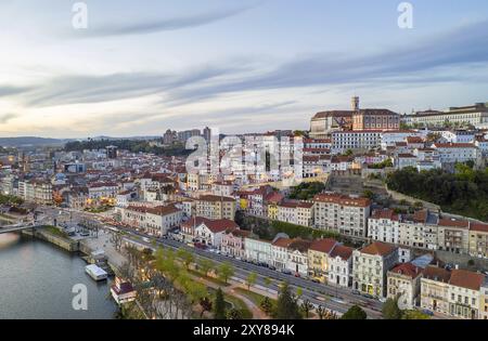 Coimbra drone vue aérienne de la ville au coucher du soleil avec la rivière Mondego et de beaux bâtiments historiques, au Portugal Banque D'Images