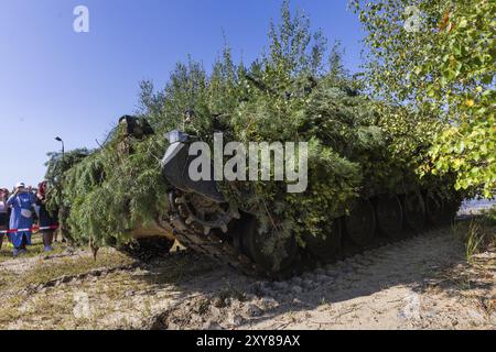 La zone d'entraînement militaire d'Oberlausitz a ouvert son Tor Tor à des milliers de visiteurs pour la journée portes ouvertes de la zone d'entraînement militaire d'Oberlausitz à donner Banque D'Images