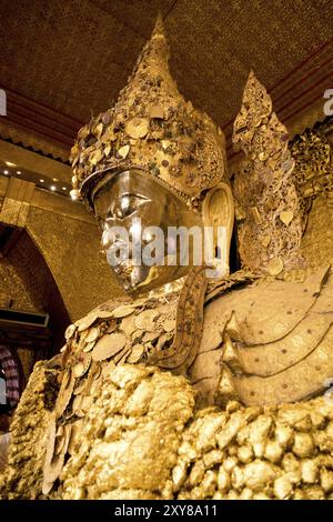 Bouddha doré dans le Temple du Bouddha Mahamuni Banque D'Images