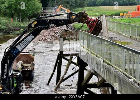 Autour du Royaume-Uni - dernière étape dans la démolition du vieux pont de tramway, enjambant la rivière Ribble à Avenham, Preston Banque D'Images