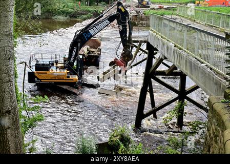 Autour du Royaume-Uni - dernière étape dans la démolition du vieux pont de tramway, enjambant la rivière Ribble à Avenham, Preston Banque D'Images