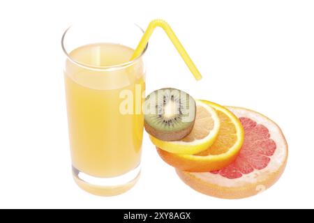 Jus en verre avec orange, pamplemousse, kiwi et citron sur fond blanc Banque D'Images