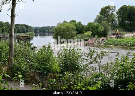 Autour du Royaume-Uni - dernière étape dans la démolition du vieux pont de tramway, enjambant la rivière Ribble à Avenham, Preston Banque D'Images