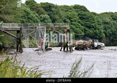 Autour du Royaume-Uni - dernière étape dans la démolition du vieux pont de tramway, enjambant la rivière Ribble à Avenham, Preston Banque D'Images