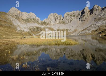 Ibon de Acherito, avec la Pena de l'Ibon, 2130 mts et le sommet de la Ralla, 2146 mts dans le second terme, Vallée de Hecho, vallées occidentales, Pyrénées Banque D'Images