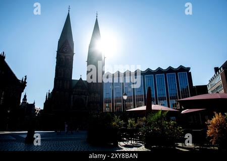 Brême, Allemagne. 28 août 2024. Le soleil brille sur la cathédrale historique de Pierre et les citoyens sur la place du marché dans le centre-ville. Crédit : Hauke-Christian Dittrich/dpa/Alamy Live News Banque D'Images