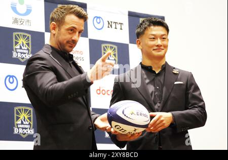 Urayasu, Japon. 28 août 2024. L'ancien joueur de rugby écossais Graig Laidlaw (à gauche) pose une photo avec le joueur de rugby japonais Ren Iinuma (à droite) lors d'une conférence de presse alors que Laidlaw est devenu l'entraîneur-chef de l'équipe professionnelle japonaise de rugby Urayasu d-Rocks à Urayasu, dans la banlieue de Tokyo, le mercredi 28 août 2024. Laidlaw est remplacé par l'ancien entraîneur Johan Ackermann et Ackermann est devenu le conseiller de l'équipe. (Photo de Yoshio Tsunoda/AFLO) Banque D'Images