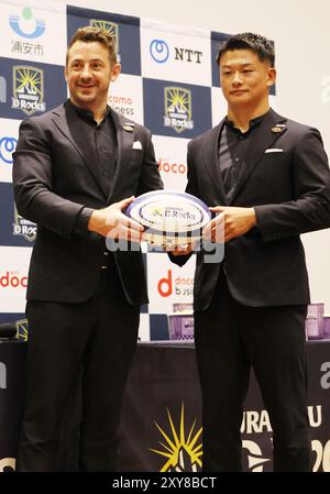 Urayasu, Japon. 28 août 2024. L'ancien joueur de rugby écossais Graig Laidlaw (à gauche) pose une photo avec le joueur de rugby japonais Ren Iinuma (à droite) lors d'une conférence de presse alors que Laidlaw est devenu l'entraîneur-chef de l'équipe professionnelle japonaise de rugby Urayasu d-Rocks à Urayasu, dans la banlieue de Tokyo, le mercredi 28 août 2024. Laidlaw est remplacé par l'ancien entraîneur Johan Ackermann et Ackermann est devenu le conseiller de l'équipe. (Photo de Yoshio Tsunoda/AFLO) Banque D'Images