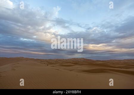 Lever du soleil, désert Erg Chebbi, Maroc, Afrique Banque D'Images