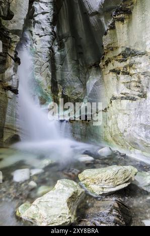 Cascade dans la grotte calcaire Trollkirka (Trollkyrkja, allemand : Église du troll), Moere et Romsdal Fylke, Norvège, septembre 2011, Europe Banque D'Images