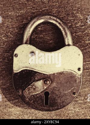 Ancien cadenas rouillé sur fond en bois Banque D'Images