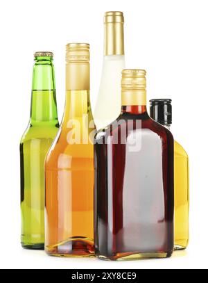 Assortiment de bouteilles de boissons alcoolisées isolé sur fond blanc Banque D'Images