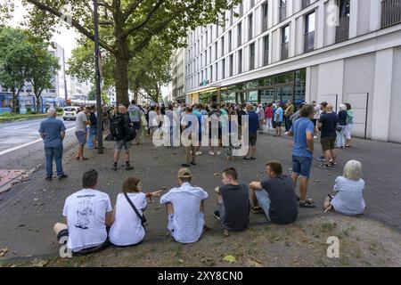 Alarme incendie dans un hôtel à Cologne, l'hôtel a été évacué tôt le matin, les invités se rassemblent devant l'hôtel, Rhénanie du Nord-Westphalie, Germa Banque D'Images