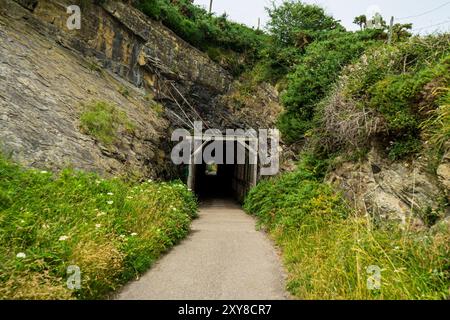 Tunnel piétonnier à travers le massif rocheux, pays Basque, Espagne Banque D'Images