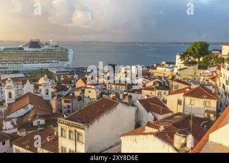 Horizon de la ville de Lisbonne au Portugal dans le quartier de Lisbonne Alfama Banque D'Images