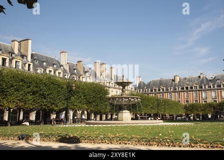 Paris, France. Août 2022. La place de Vosges est l'une des plus belles places de Paris Banque D'Images