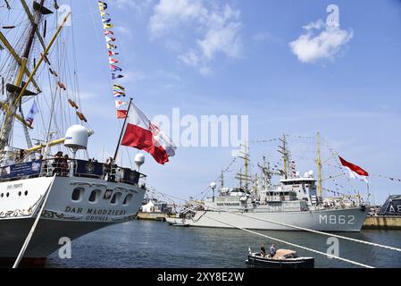 Den Helder, pays-Bas. 30 juin 2023. Un grand voilier polonais et un navire naval dans le port de Den Helder Banque D'Images