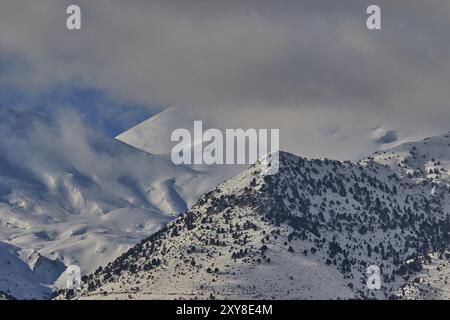 Chaîne de montagnes enneigée sous un ciel nuageux, Lefka Ori, montagnes blanches, massif montagneux, ouest, Crète, Grèce, Europe Banque D'Images