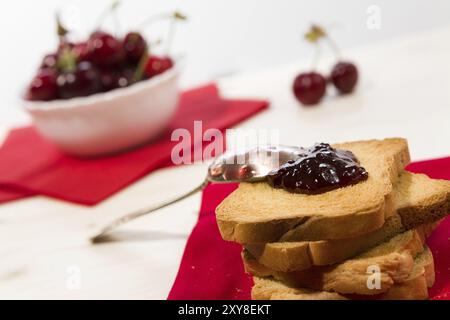 Libre de biscottes avec confiture de cerise et de cerise sur le contexte Banque D'Images