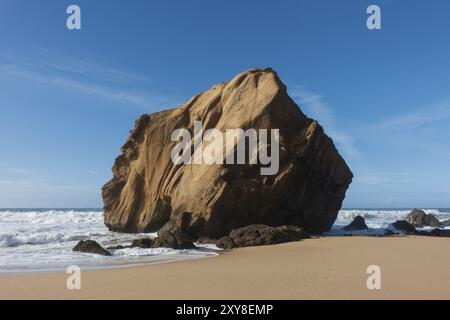 Rocher de plage Praia de Santa Cruz, à Torres Vedras, Portugal, Europe Banque D'Images