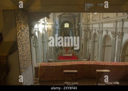 Vue depuis l'arrière de l'église de Santa Felicita à Florence des Médicis depuis le balcon privé sur le corridor de Vasari. Banque D'Images