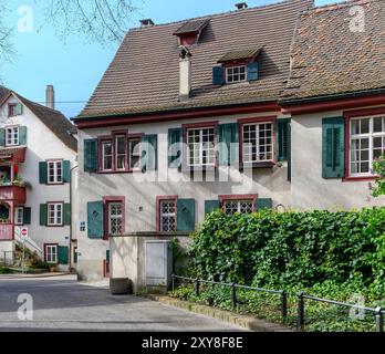 Belles maisons anciennes dans l'Alstadt Grossbasel de Bâle, (vieille ville du Grand Bâle), Suisse. Avec peinture marron traditionnelle et volets verts. Banque D'Images