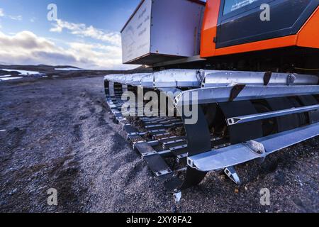 ISLANDE, 04 JUILLET : grands véhicules tout-terrain avec des pistes continues pour traverser la neige en Islande dans un paysage d'hiver froid et enneigé désolé le 0 juillet Banque D'Images