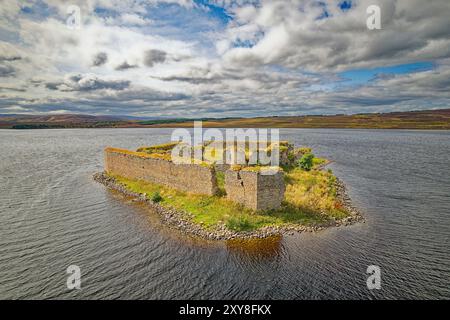 Lochindorb Loch fin d'été le château médiéval de Lochindorb au centre du loch entouré de collines revêtues de bruyères Banque D'Images