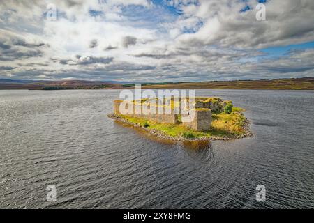 Lochindorb Loch fin d'été le château médiéval de Lochindorb au centre du loch entouré de bruyères sur les collines Banque D'Images