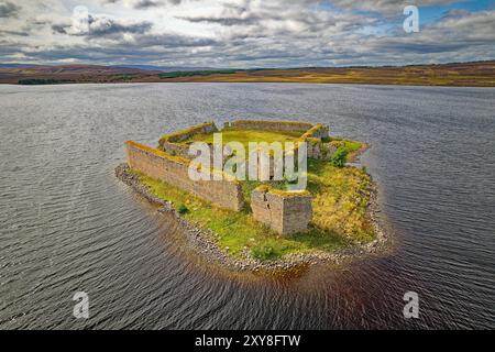 Lochindorb Loch fin d'été le château médiéval de Lochindorb au centre du loch entouré de collines pourpres revêtues de bruyères Banque D'Images