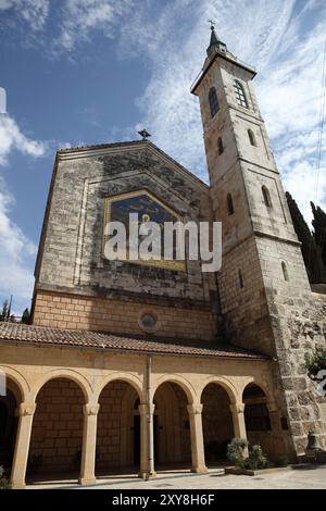 Façade et tour de l'église de la Visitation construit par Antonio Barluzzi, Ein Karem où Jean le Baptiste est né, mosaïque sur le devant représente la scène de la visite Banque D'Images