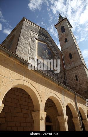 Façade et tour de l'église de la Visitation construit par Antonio Barluzzi, Ein Karem où Jean le Baptiste est né, mosaïque sur le devant représente la scène de la visite Banque D'Images