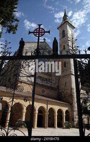 Église de la Visitation d'Antonio Barluzzi, Ein Karem ici Jean le Baptiste est né, mosaïque sur le mur montre la scène de la visite, Jérusalem Croix est sur la porte Banque D'Images